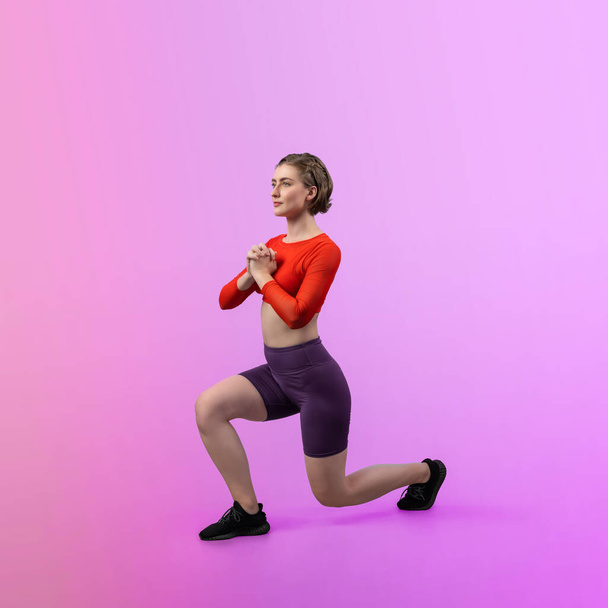 La gaieté pleine longueur du corps a tiré la femme sportive et sportive faisant la posture saine et méditative d'entraînement d'exercice de yoga sur fond isolé. Mode de vie sain et actif - Photo, image