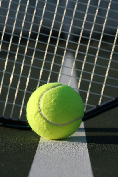 pallone da tennis e racchetta - Foto, immagini