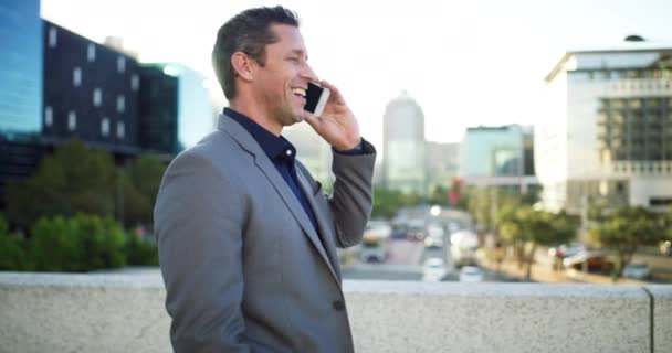 Lachen zakenman, telefoon en in de stad voor een gesprek, mobiele netwerken en wandelen voor advies. Gelukkig volwassen ondernemer praten op smartphone in de stad voor contact, communicatie en chat. - Video