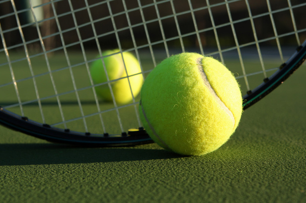 Tennisballen en racket - Foto, afbeelding