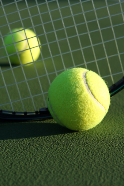 Palline da tennis e racchetta - Foto, immagini