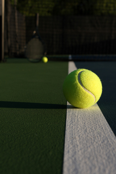 Τένις μπάλα με την ρακέτα στο παρασκήνιο - Φωτογραφία, εικόνα