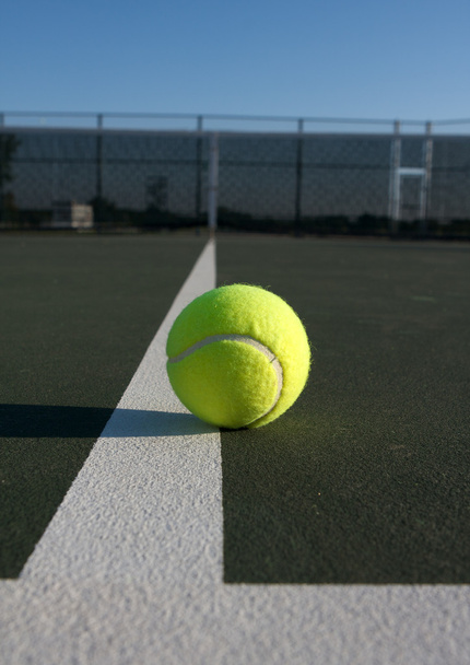 tennispallo kentällä - Valokuva, kuva