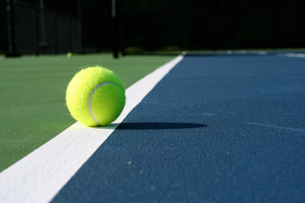 tenisový míč na hřišti - Fotografie, Obrázek