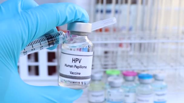 HPV-vaccin in een injectieflacon, immunisatie en behandeling van infectie, wetenschappelijk experiment - Video