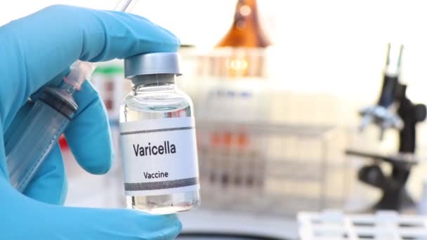 Vakcína proti planým neštovicím v injekční lahvičce, imunizace a léčba infekce, vědecký experiment - Záběry, video