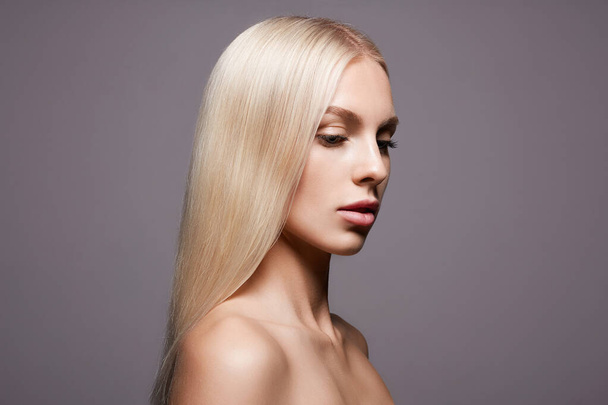 красивая блондинка. портрет девушки с гладкими сияющими волосами - Фото, изображение