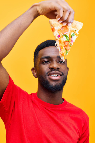 Stehender Mann Gewohnheit schnell Afro-Konzept schwarz Studio rot Lifestyle Ernährung Pizza Hintergrund Lebensmittel Kerl glücklich Ernährung online Essenslieferung hungrig Lächeln Diät - Foto, Bild