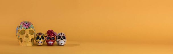 День мертвых, мексиканский череп изолирован на желтом фоне - Фото, изображение