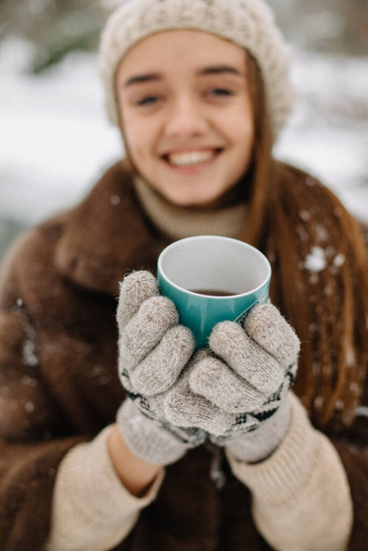 fille boire du café chaud en hiver - Photo, image