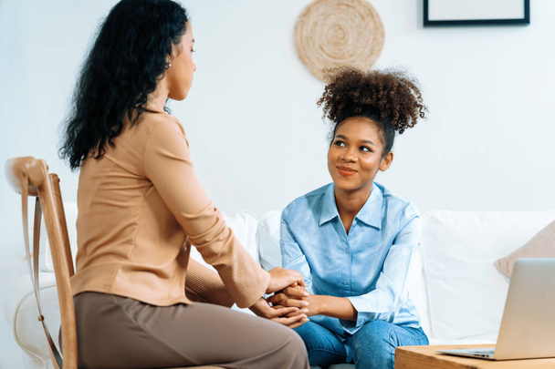 Счастливый пациент и психолог имеют разговор психического здоровья в клинике с положительными эмоциями, объясняя важную успешную работу и жизнь психологу в домашнем офисе - Фото, изображение