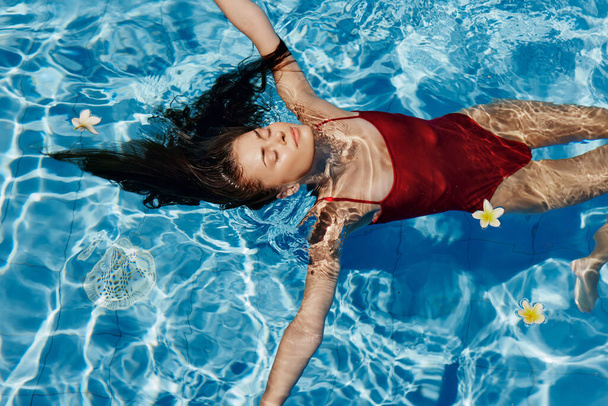 Zomer vrouw sport blauw nat bikini meisje duiken kind persoon water levensstijl onderwater vakanties zwemkleding zwemmen kind vrouw zwembad - Foto, afbeelding