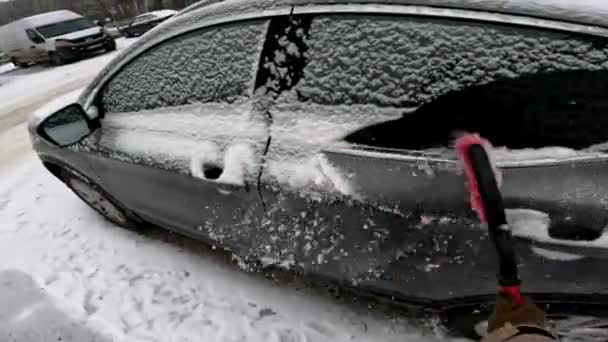 osoba pohled muž čištění auta sněhu zimní sezónu - Záběry, video