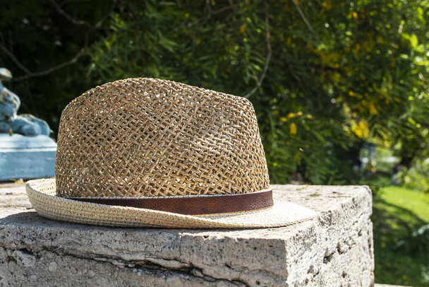 чоловічий літній капелюх з краєм лежить на парапеті. Подорож. Весна наближається - Фото, зображення