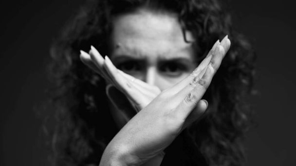 Femme bouleversée faisant "X" avec les mains et pointant du doigt à la caméra, agitant "NON" dans le rejet en monochromatique intense, noir et blanc - Photo, image