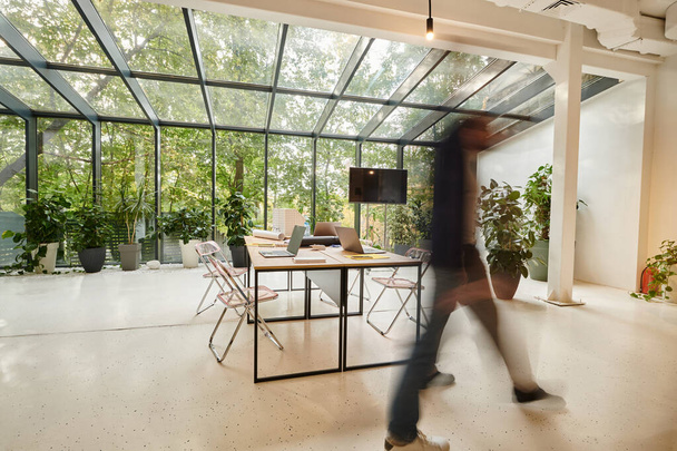 hosszú expozíciós fénykép a munkatársak pózol elmosódott mozgás az irodában, miközben dolgozik startup - Fotó, kép