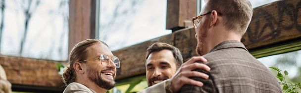 vrolijke knappe business leiders met een bril in stijlvolle elegante kleding werken aan hun startup - Foto, afbeelding