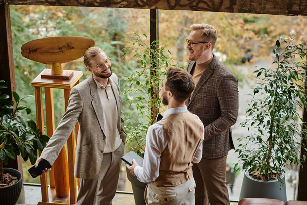 líderes de negócios de boa aparência alegre com óculos em trajes elegantes chiques discutindo sua startup - Foto, Imagem