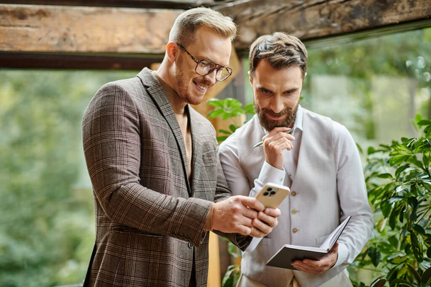 gelukkig aantrekkelijke business leiders met een bril in elegante kleding bespreken hun startup - Foto, afbeelding