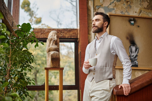 концентрированный модный бизнес-лидер с бородой с элегантным стилем Dapper пить кофе - Фото, изображение