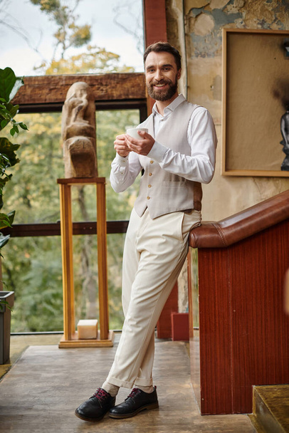 líder de negócios atraente alegre com barba com estilo elegante dapper beber seu café - Foto, Imagem