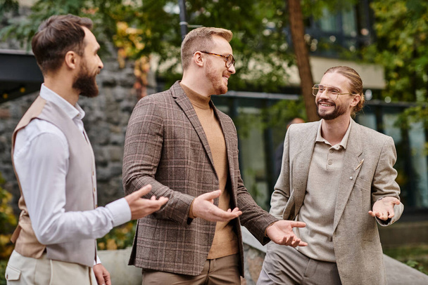 vreugdevolle elegante business leiders met een bril in modieuze kleding bespreken hun startup - Foto, afbeelding
