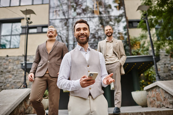 счастливые элегантные бизнес-лидеры в очках в изысканных одеждах обсуждают свой стартап - Фото, изображение