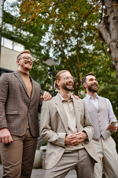 vrolijke elegante business leiders met een bril in verfijnde kleding bespreken hun startup - Foto, afbeelding