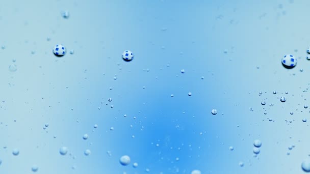 Abstraktes buntes Speiseöl tropft Blasen und Kugeln fließen auf der Wasseroberfläche - Filmmaterial, Video