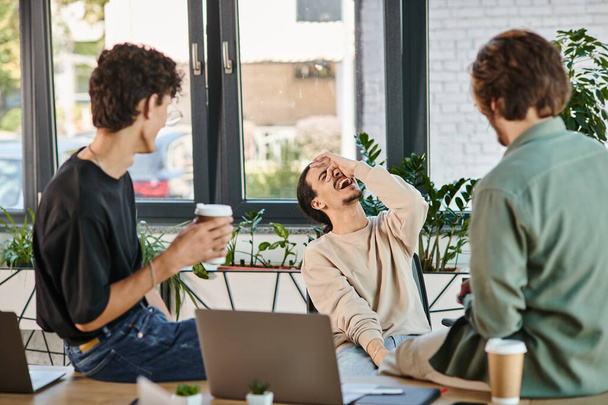 vidám csapat tagja kifejezni valódi érzelem közben kávészünet az irodában, startup - Fotó, kép