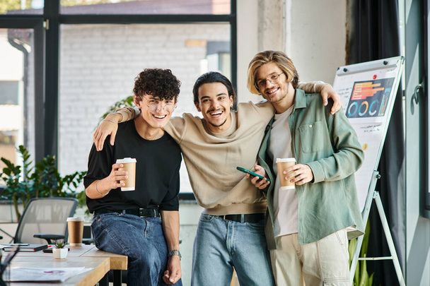 Kunnianhimoisia nuoria miehiä, kolme iloista miespuolista työkaveria kahvilla luovassa toimistossa - Valokuva, kuva