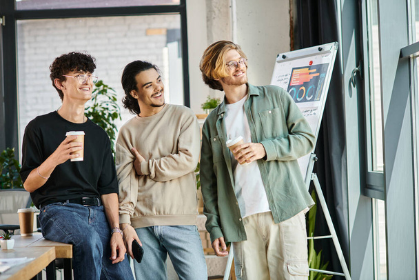jóvenes de 20 años, tres miembros alegres del equipo de startups mirando hacia otro lado en un futuro brillante juntos - Foto, imagen