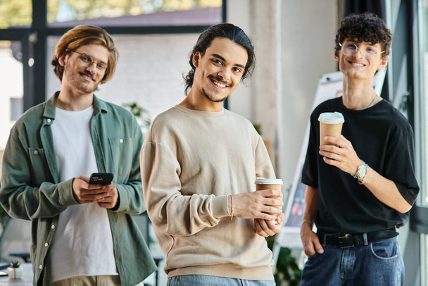 mannen in de 20 met koffie in een vriendelijke kantoorsfeer, professionele headshot en startup - Foto, afbeelding