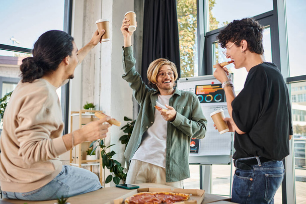 młodzi mężczyźni toasting z kawy i pizzy w przyjaznej i miłej atmosferze, zespół podczas przerwy obiadowej - Zdjęcie, obraz