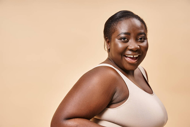 щаслива афроамериканка плюс розмір жінка, що приймає самолюбство і впевненість, позитивна концепція тіла - Фото, зображення