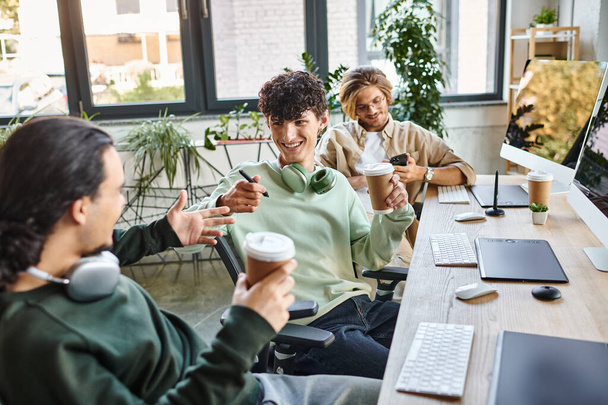 Kahve molası sırasında birlikte gülümseyen genç profesyoneller bir başlangıç ofisinde, post prodüksiyon ekibi - Fotoğraf, Görsel