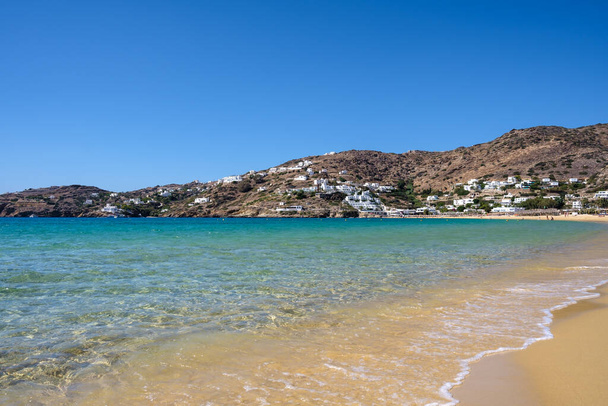 Widok na jedną z najpiękniejszych plaż Grecji, popularnej piaszczystej plaży Mylopotas w Ios cyklades Grecja - Zdjęcie, obraz