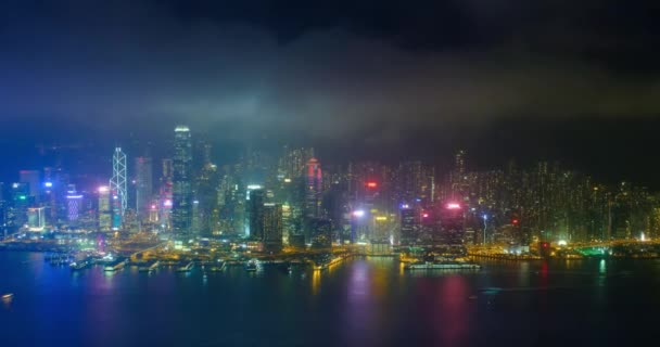 Εναέρια timelapse φωτίζεται Hong Kong ουρανοξύστες ορίζοντα στο κέντρο της πόλης ουρανοξύστες πάνω Victoria Harbour το βράδυ. Χονγκ Κονγκ, Κίνα. Μεγέθυνση - Πλάνα, βίντεο