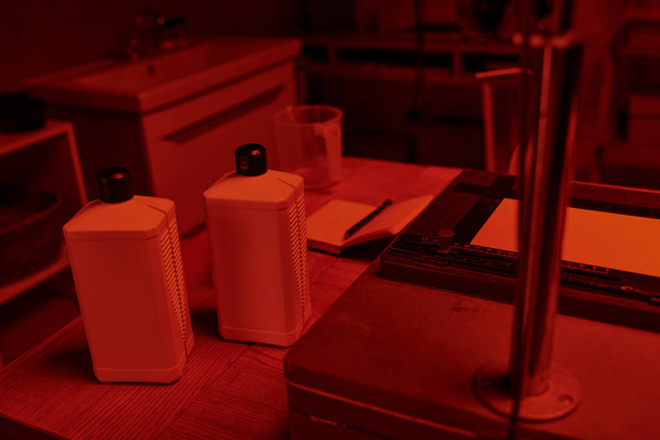 Essentiële donkere kamer chemische flessen klaar voor gebruik in het analoge film ontwikkelingsproces - Foto, afbeelding