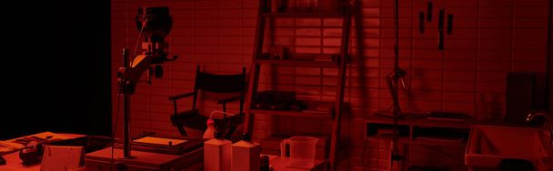 donkere kamer met chemische flessen en gereedschappen, presentatie van het proces van filmontwikkeling, banner - Foto, afbeelding