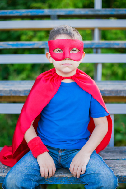 Супергерой, сидящий на трибуне
 - Фото, изображение
