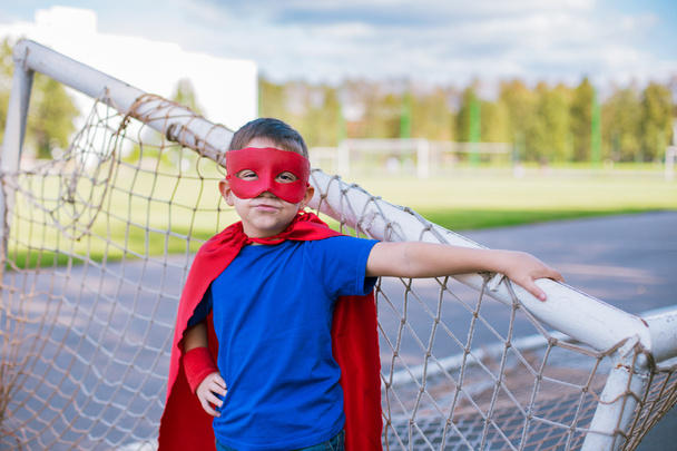 Supersankari seisoo lähellä jalkapallo tavoite
 - Valokuva, kuva