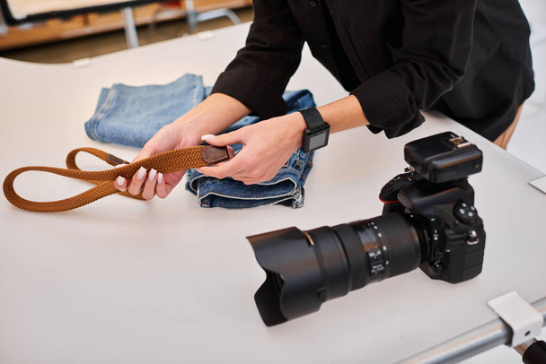 Genç yetenekli kadın fotoğrafçının masanın üstünde nesne fotoğrafları çekmeye hazırlanırken çekilmiş görüntüsü. - Fotoğraf, Görsel
