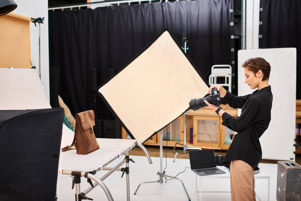 gyönyörű tehetséges női fotós fényképez barna bőrös hátizsák a stúdióban - Fotó, kép