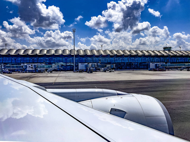 Szerokomorowe samoloty nowej generacji zbliżające się do pasa startowego na pasach startowych międzynarodowego lotniska Barajas w Madrycie (Hiszpania)). - Zdjęcie, obraz