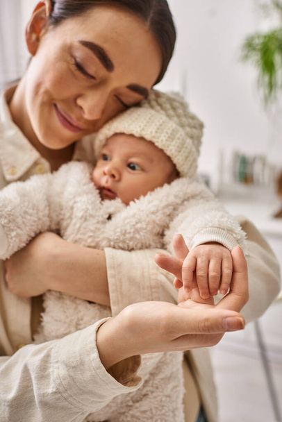 mãe amorosa atraente em roupa de casa confortável segurando calorosamente seu menino, parentalidade moderna - Foto, Imagem