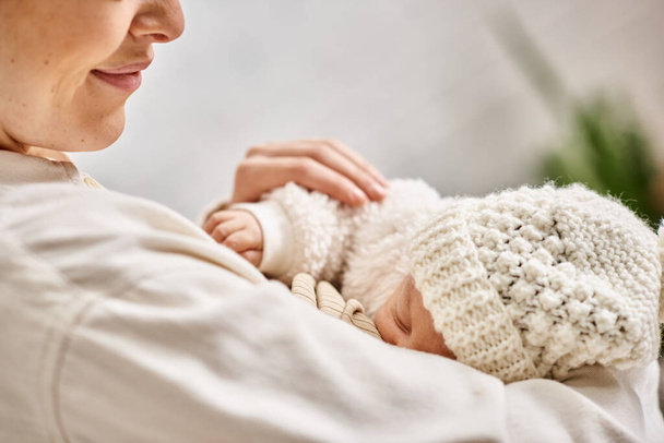 atractiva mujer en acogedor atuendo casual amamantando a su lindo hijo recién nacido, crianza moderna - Foto, imagen