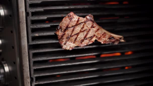 Gaz ızgarasında dumanlı ve alevli biftek. Boşluğu kopyala - Video, Çekim