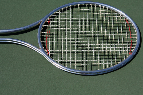 テニス ラケットをコートに - 写真・画像