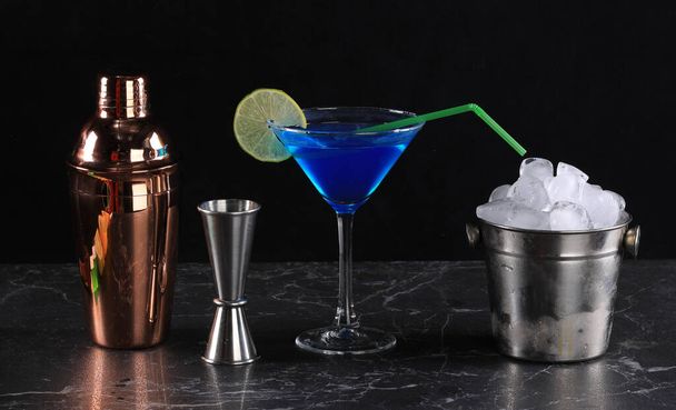 sininen curacao cocktail mustalla taustalla - Valokuva, kuva